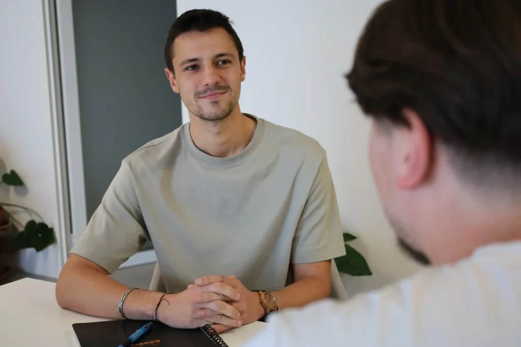 Florian Coquereau coach scolaire à l'écoute attentive d'un élève lors d'un entretien