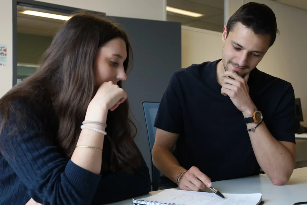 Florian Coquereau et une lycéenne travaillent ensemble sur la méthode d'organisation scolaire