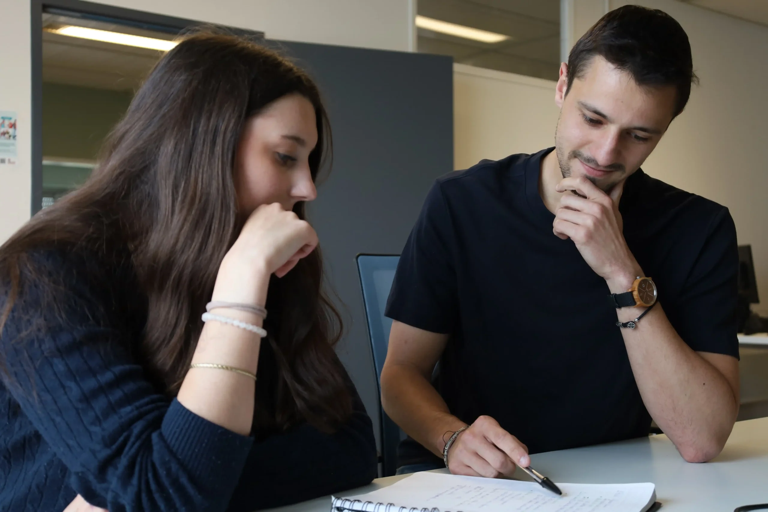 Florian Coquereau et une lycéenne travaillent ensemble sur la méthode d'organisation scolaire